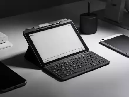 Schlankes, modernes Handgerät mit E-Paper-Display und physischer Tastatur, für ablenkungsfreie Produktivität. - Foto: über boerse-global.de