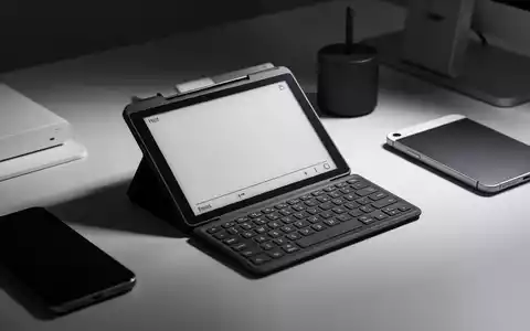 Schlankes, modernes Handgerät mit E-Paper-Display und physischer Tastatur, für ablenkungsfreie Produktivität. - Foto: über boerse-global.de