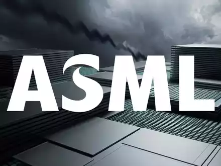 Abstrakte Darstellung der Halbleiterindustrie mit dynamischem Licht und Schatten, die Marktvolatilität und einen Abwärtstrend symbolisiert. - Foto: über boerse-global.de