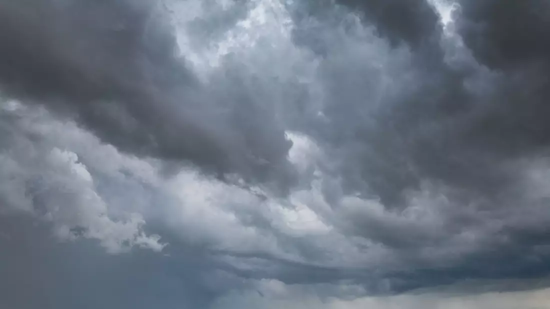 Am Dienstag erwarten die Meteorologen Gewitter mit Unwetterpotenzial.  - Bild: Jens Büttner/dpa