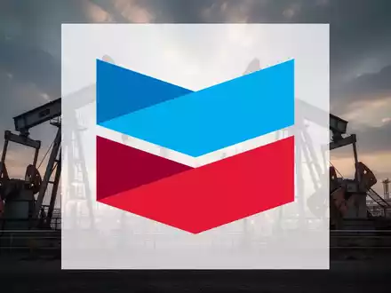 Abstrakte Darstellung der Öl- und Gasindustrie mit Fokus auf Energieinfrastruktur unter dramatischem Himmel, die geopolitische Verhandlungen symbolisiert. - Foto: über boerse-global.de