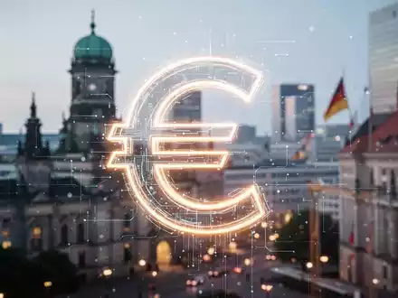 Leuchtendes digitales Euro-Symbol auf verschwommenem Hintergrund einer modernen deutschen Stadt, Symbol für digitales Währungsbewusstsein. - Foto: über boerse-global.de