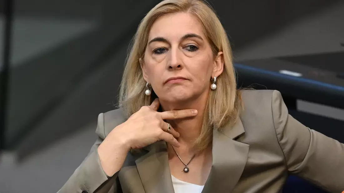 Ministerin Warken will die Pflegekassen in Milliardenhöhe entlasten. (Archivbild) - Bild: Elisa Schu/dpa