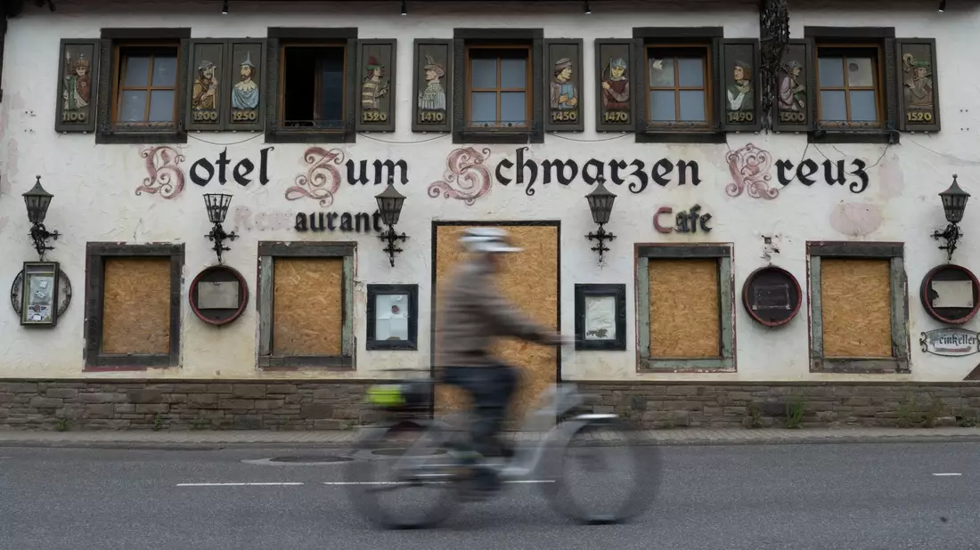 Nach der verheerenden Flutkatastrophe im Ahrtal im Juli 2021 sind in vielen Ortschaften noch immer Wiederaufbauarbeiten im Gange. (Archivbild) - Bild: Boris Roessler/dpa