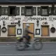 Nach der verheerenden Flutkatastrophe im Ahrtal im Juli 2021 sind in vielen Ortschaften noch immer Wiederaufbauarbeiten im Gange. (Archivbild) - Bild: Boris Roessler/dpa