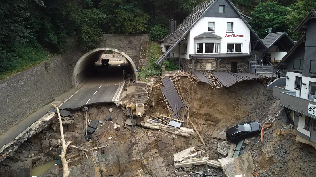 Die Bundesstraße durch das Ahrtal ist hinter einem Tunnel von der Sturzflut im Juli weggerissen worden. (Archivbild) - Bild: Thomas Frey/dpa
