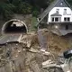 Die Bundesstraße durch das Ahrtal ist hinter einem Tunnel von der Sturzflut im Juli weggerissen worden. (Archivbild) - Bild: Thomas Frey/dpa