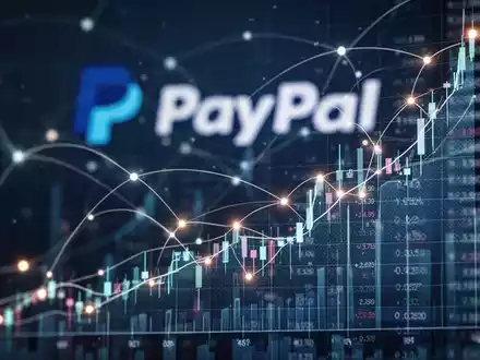 Digitale Darstellung von Finanzmarktdaten mit leuchtenden Linien, steigendem Aktienchart und dezentem, unscharfem PayPal-Logo im Hintergrund. - Foto: über boerse-global.de