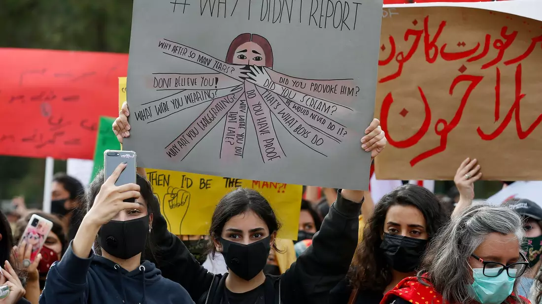 Pakistanische Aktivistinnen demonstrieren im Rahmen des Internationalen Frauentags. (Archivbild) - Bild: Anjum Naveed/AP/dpa