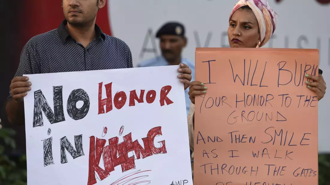 Nach dem Mord an Qandeel Baloch entzündete sich in Pakistan eine lautstarke öffentliche Debatte. (Archivbild) - Bild: picture alliance / dpa