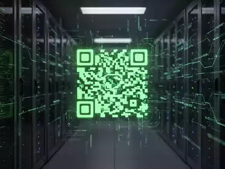 Ein grün leuchtender QR-Code auf einem Bildschirm in einem dunklen Serverraum, umgeben von verschwommenen digitalen Datenströmen, die eine Cyberbedrohung symbolisieren. - Foto: über boerse-global.de