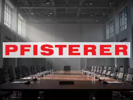 Abstrakte Darstellung einer Hauptversammlung mit Fokus auf Licht und Architektur in einem modernen Konferenzraum. - Foto: ĂŒber boerse-global.de