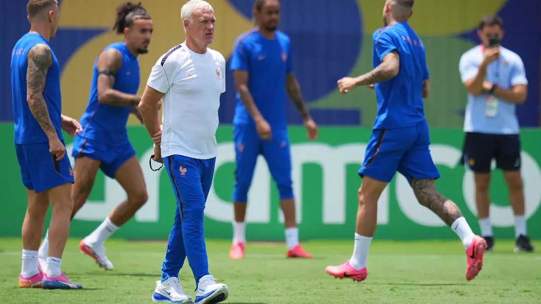 Didier Deschamps sieht Spanien als Favoriten für das Duell im Halbfinale. - Bild: Julio Cortez/AP/dpa