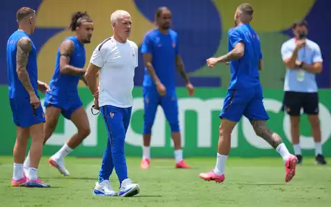 Didier Deschamps sieht Spanien als Favoriten für das Duell im Halbfinale. - Foto: Julio Cortez/AP/dpa