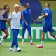 Didier Deschamps sieht Spanien als Favoriten für das Duell im Halbfinale. - Bild: Julio Cortez/AP/dpa
