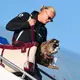 Erling Haaland und sein Waschbär. - Bild: Jan Langhaug/NTB Scanpix/AP/dpa