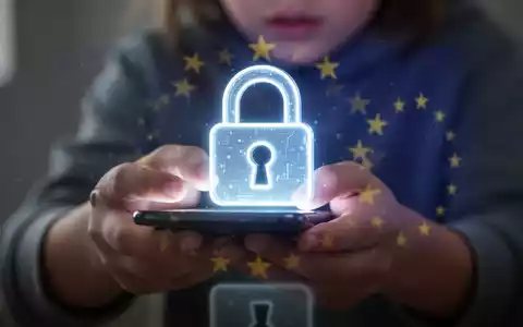 Leuchtendes digitales Vorhängeschloss-Symbol über unscharfen Händen eines Jugendlichen mit Smartphone, symbolisiert Online-Altersverifikation und Sicherheit. - Foto: über boerse-global.de