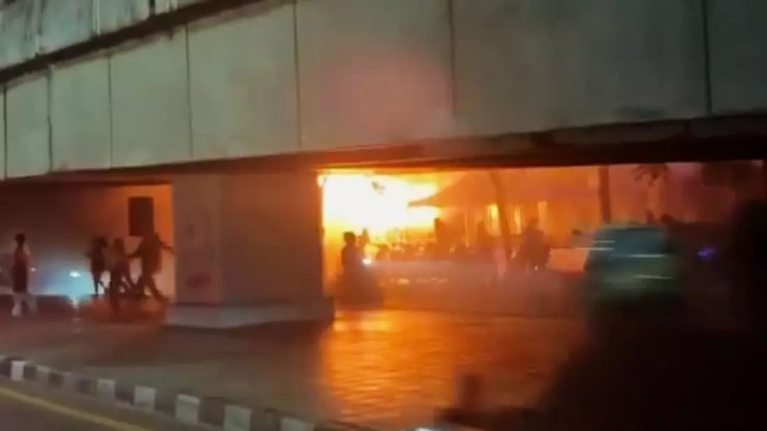 Bei dem verheerenden Brand sind dutzende Menschen ums Leben gekommen. - Bild: Uncredited/@jackfanchan via AP/dpa
