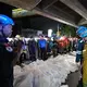 Opfer der Brandkatastrophe wurden mit Tüchern bedeckt. - Bild: Sakchai Lalit/AP/dpa