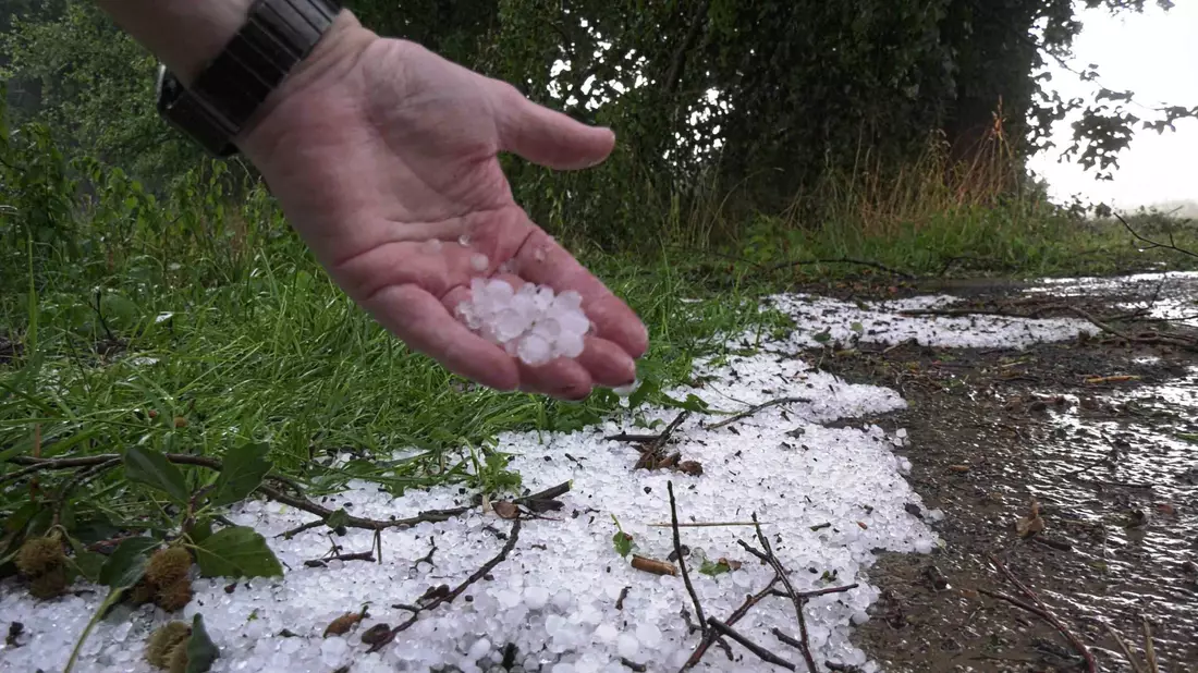 Große Hagelkörner kamen bei einem Unwetter in Mecklenburg-Vorpommern runter. - Bild: Ralf Drefin/SWM DV Studio/dpa