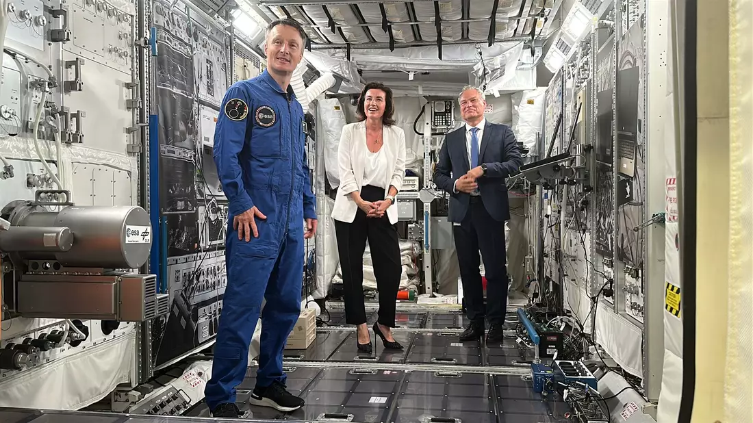 ESA-Astronaut Matthias Maurer (l-r), Bundesforschungsministerin Dorothee Bär (CSU) und DLR-Vorstand Walther Pelzer im Europäischen Astronautenzentrum EAC der ESA in Köln. Maurer rechnet fest mit der Teilnahme an einer Mondmission im übernächsten Jahr.  - Bild: Jörg Ratzsch/dpa