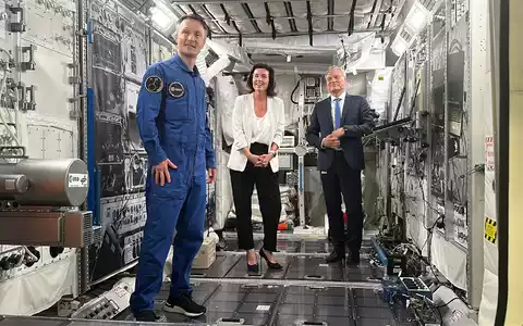 ESA-Astronaut Matthias Maurer (l-r), Bundesforschungsministerin Dorothee Bär (CSU) und DLR-Vorstand Walther Pelzer im Europäischen Astronautenzentrum EAC der ESA in Köln. Maurer rechnet fest mit der Teilnahme an einer Mondmission im übernächsten Jahr.  - Foto: Jörg Ratzsch/dpa