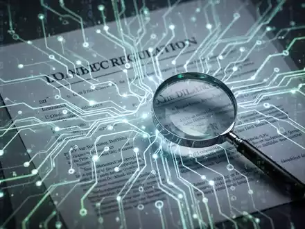 Eine Nahaufnahme einer leuchtenden, futuristischen Platine, überlagert mit schematischen Rechtsdokumenten und einer Lupe. - Foto: über boerse-global.de
