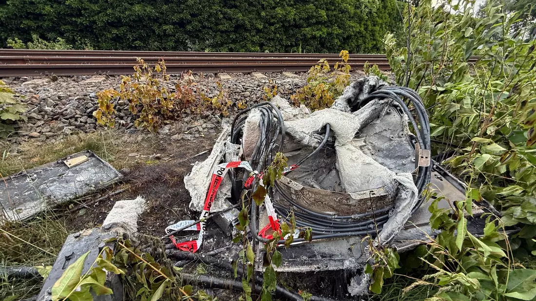 In Neu Wulmstorf brannte ein Verteilerkasten der Deutschen Bahn, der Zugverkehr wurde eingestellt.  - Bild: Sebastian Peters/NEWS5/dpa