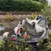 In Neu Wulmstorf brannte ein Verteilerkasten der Deutschen Bahn, der Zugverkehr wurde eingestellt.  - Foto: Sebastian Peters/NEWS5/dpa