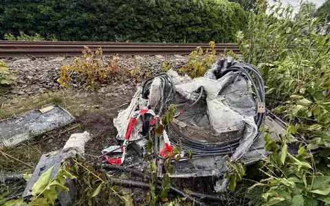 In Neu Wulmstorf brannte ein Verteilerkasten der Deutschen Bahn, der Zugverkehr wurde eingestellt.  - Foto: Sebastian Peters/NEWS5/dpa