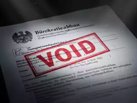 Ein teilweise verdecktes Regierungsdokument mit einem roten „UNGÜLTIG“-Stempel, der den Abbau von Transparenz symbolisiert. - Foto: über boerse-global.de