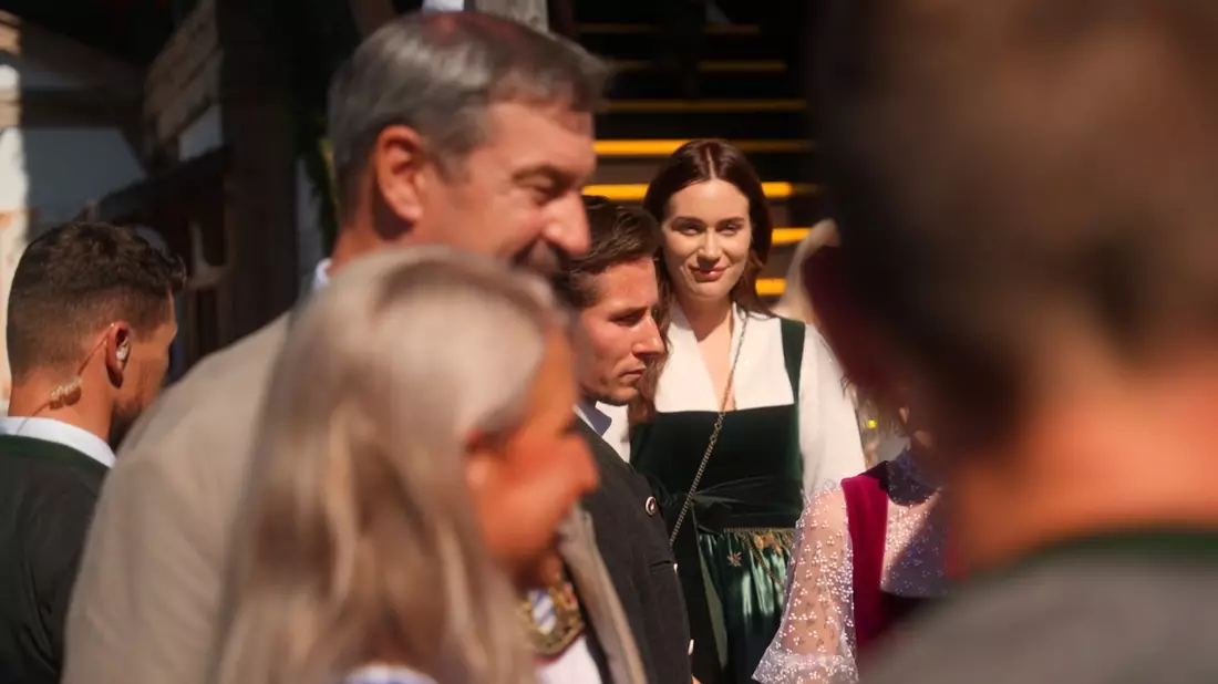 Mein Vater hat mich nicht gesehen. Gloria-Sophie Burkandt spricht in der ProSieben-Doku Born Famous über das Leben als Tochter von Markus Söder - Bild: Joyn, presseportal.de