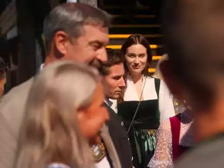 Mein Vater hat mich nicht gesehen. Gloria-Sophie Burkandt spricht in der ProSieben-Doku Born Famous über das Leben als Tochter von Markus Söder - Foto: Joyn, presseportal.de