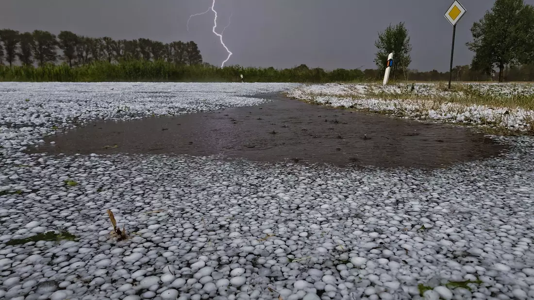 Unwetter mit Hagel zogen über Niedersachsen.  - Bild: Thomas Lindemann/Nord-West-Media TV /dpa