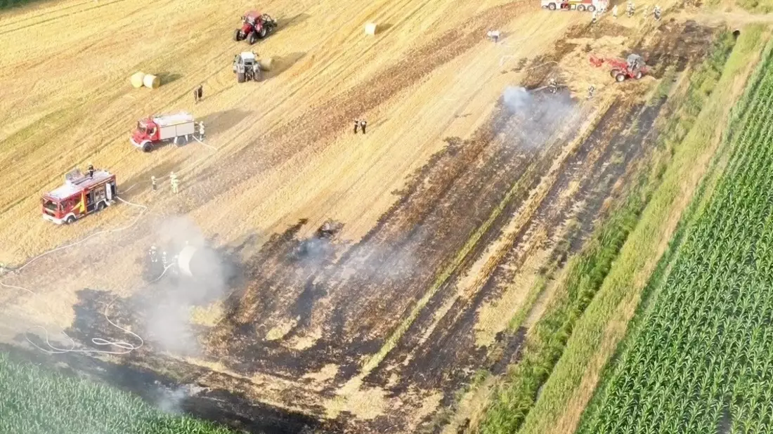 FW-OLL: Strohballenpresse löst Flächenbrand aus - Großaufgebot der Feuerwehr in Hude - Bild: presseportal.de