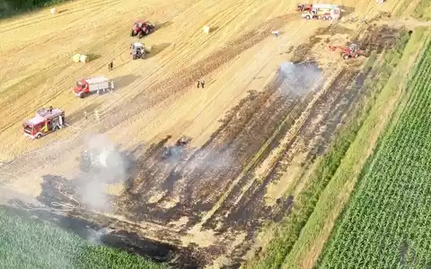 FW-OLL: Strohballenpresse löst Flächenbrand aus - Großaufgebot der Feuerwehr in Hude - Foto: presseportal.de
