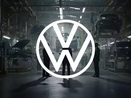 Eine schattenhafte, abstrakte Szene, die die Automobilindustrie und strategische Herausforderungen mit angespannter Stimmung darstellt. - Foto: über boerse-global.de