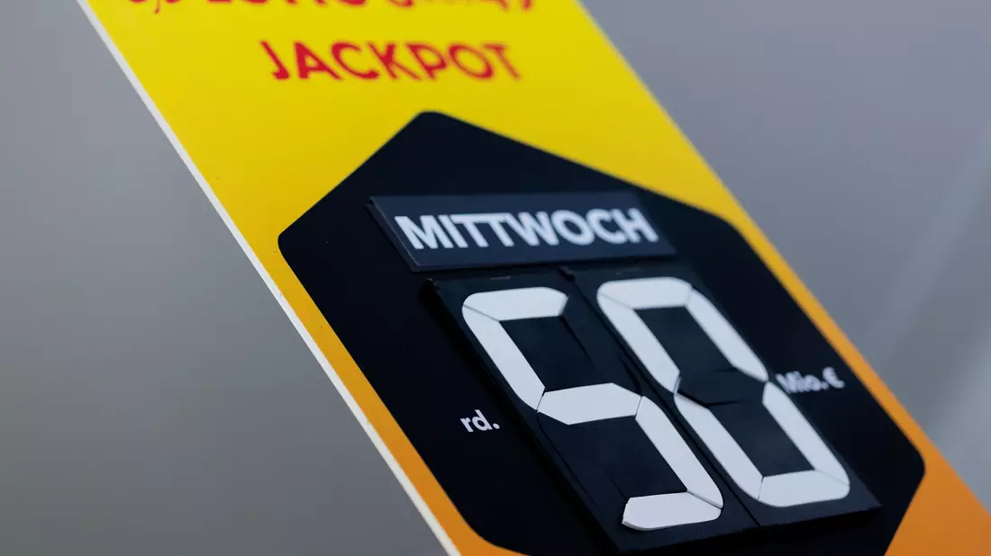Plakate in den Lotto-Annahmestellen weisen seit über sieben Wochen auf den mit 50 Millionen Euro gefüllten Jackpot hin. (Archivbild) - Bild: Rolf Vennenbernd/dpa