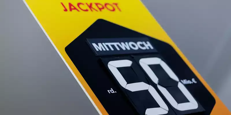 Plakate in den Lotto-Annahmestellen weisen seit über sieben Wochen auf den mit 50 Millionen Euro gefüllten Jackpot hin. (Archivbild) - Foto: Rolf Vennenbernd/dpa