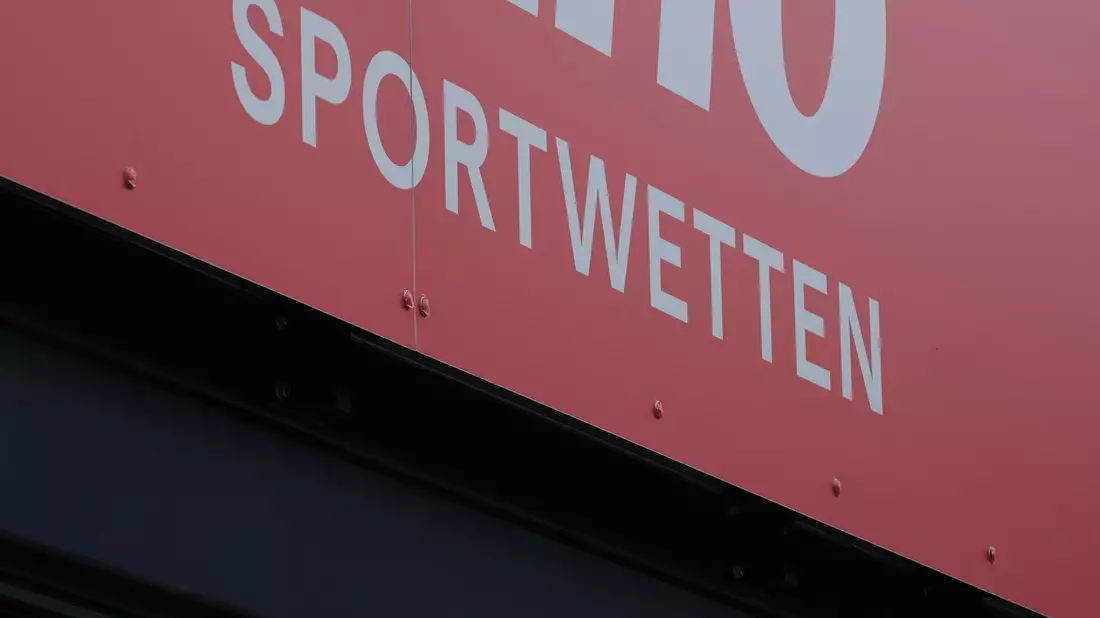 Sportwetten bieten ein deutlich höheres Risiko für Glücksspielsucht als das klassische Lotto. (Archivbild) - Bild: Bernd Weißbrod/dpa