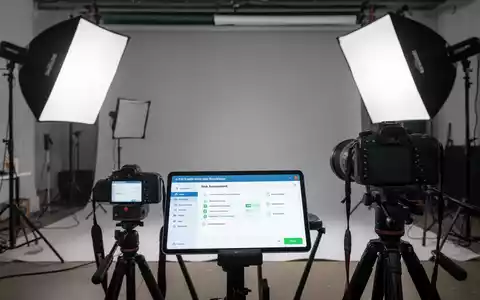 Ein modernes Fotostudio mit Beleuchtung und Kameras. Ein Tablet zeigt eine Software zur Gefährdungsbeurteilung. Fokus auf Sicherheit und digitale Tools. - Foto: über boerse-global.de