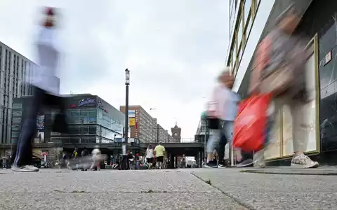 Vor allem der stationäre Handel tut sich derzeit schwer. Deutlich besser läuft das Online-Geschäft. - Foto: Malin Wunderlich/dpa