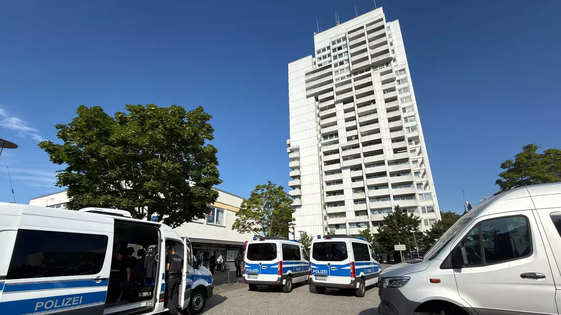 Seit dem Morgen führt die Polizei einen Großeinsatz in einem Hochhaus im Kieler Stadtteil Mettenhof durch, aus dem ein Pflasterstein auf einen Streifenwagen geworfen worden ist. - Bild: Bodo Marks/dpa