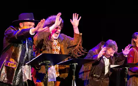 Karl May ohne Pferde und großer Kulisse: Der Wilde Westen entsteht live im Kopf / Old Shatterhand unter Kojoten geht mit Hardy Krüger Jr., Luna Schweiger und Volker Zack auf Deutschlandtournee - Foto: presseportal.de