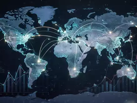 Eine stilisierte Weltkarte mit leuchtenden Linien, die Städte verbinden, und überlagerten Finanzgrafiken, die Reisekosten und globale Wirtschaft symbolisieren. - Foto: über boerse-global.de