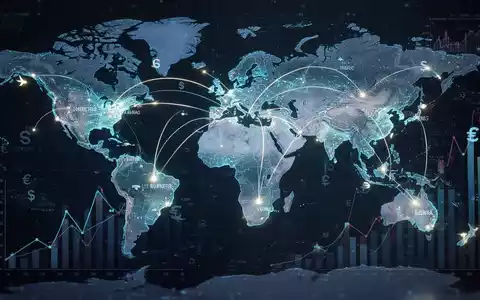 Eine stilisierte Weltkarte mit leuchtenden Linien, die Städte verbinden, und überlagerten Finanzgrafiken, die Reisekosten und globale Wirtschaft symbolisieren. - Foto: über boerse-global.de