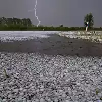 Hagel und starker Regen sind auch weiter möglich, erklärt der Deutsche Wetterdienst.  - Foto: Thomas Lindemann/Nord-West-Media TV /dpa