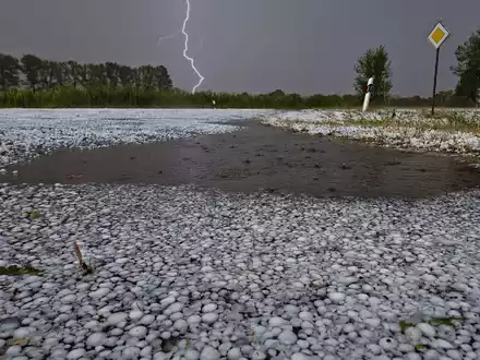 Hagel und starker Regen sind auch weiter möglich, erklärt der Deutsche Wetterdienst.  - Foto: Thomas Lindemann/Nord-West-Media TV /dpa