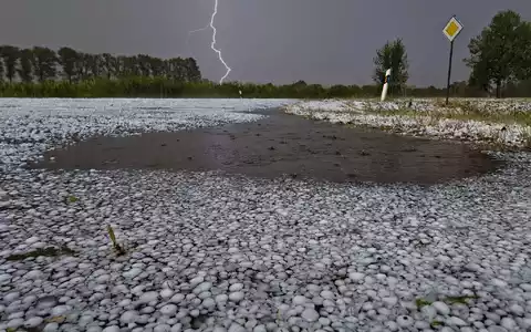 Hagel und starker Regen sind auch weiter möglich, erklärt der Deutsche Wetterdienst. - Foto: Thomas Lindemann/Nord-West-Media TV /dpa