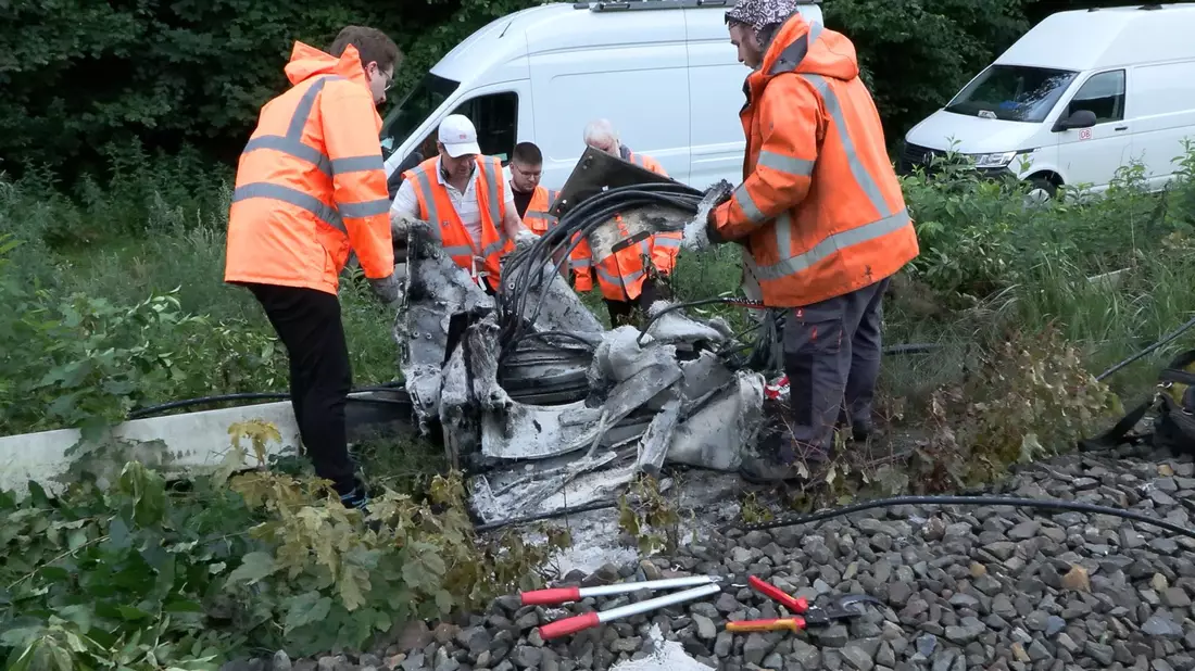In Neu Wulmstorf brannte ein Verteilerkasten der Deutschen Bahn, die Polizei geht von Brandstiftung aus. - Bild: Sebastian Peters/NEWS5/dpa